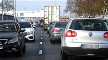 Autos auf einer Straße im Hafen