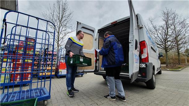 Immer mehr Bestellungen: Weil Marco Mendes (links) den Lieferdienst mit eigenem Personal kaum noch schafft, nimmt er den Lieferservice der Weser Eilboten in Anspruch. Fahrer Stefan Kreutz liefert die Ware aus und kassiert.