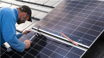 Immer mehr Hauseigentümer wollen sich Photovoltaikanlagen aufs Dach bauen lassen.
