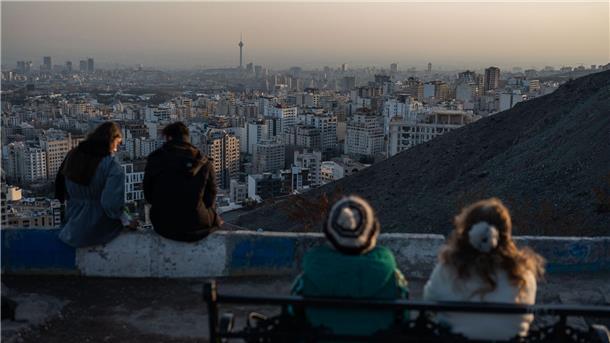 Irans Frauen trotzen der Kopftuchpflicht Immer mehr Iranerinnen ignorieren demonstrativ die Kopftuchpflicht. Während der Staat noch ein Auge zudrückt, sind Konflikte bereits vorprogrammiert.