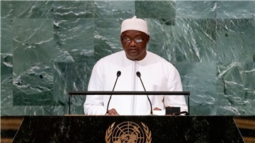 Immer mehr Kinder sterben nach der Einnahme eines Hustensafts der Firma Maiden Pharmaceuticals Limited. Präsident Adama Barrow geht nun entschlossen gegen das Unternehmen vor.