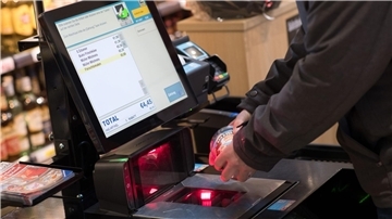 Immer mehr Kunden in Deutschland scannen ihre Produkte an der Ladenkasse selbst.