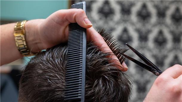 Mehr Männer werden Friseure, mehr Frauen Landwirtin  Immer mehr Männer wollen das Friseurhandwerk lernen.