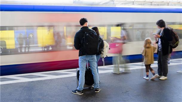 Immer mehr Menschen fahren in Niedersachsen mit Regionalzügen. (Archivbild)