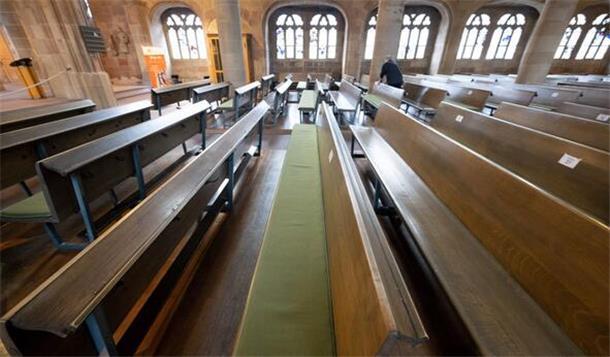 Kirchenaustritte leere Kirche