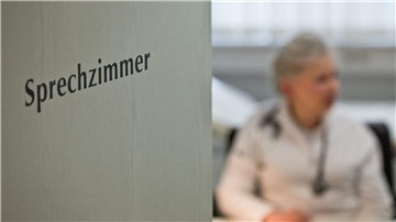 Tür auf der das Wort Sprechzimmer steht.