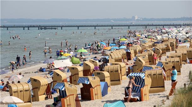 Immer mehr Urlaubsorte entlang derKüste wollen künftig verstärkt auf digitale Gästekarten setzen - noch werden die Karten meist auf Papier ausgedruckt.