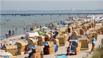 Immer mehr Urlaubsorte entlang derKüste wollen künftig verstärkt auf digitale Gästekarten setzen - noch werden die Karten meist auf Papier ausgedruckt.