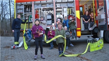 Immer mit Spaß dabei: Die „Feuerfunken“ mit ihren Betreuern Nathalie Zander (Zweite von rechts) und Thies Renken (links).
