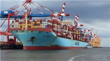Containerschiff an der Kaje