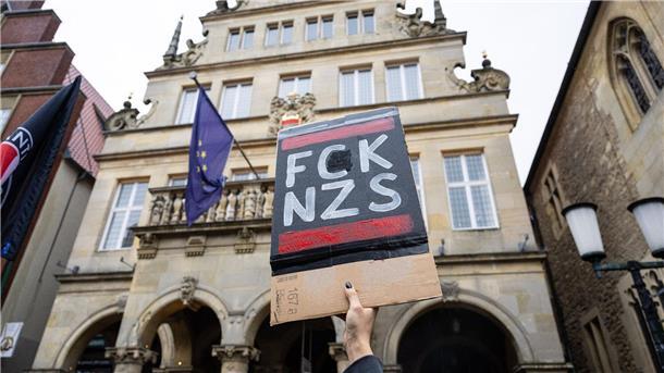 Immer wenn in Münster die AfD zum Neujahrsempfang einlädt, demonstriert ein Bündnis aus Parteien, Verbänden, Gewerkschaft und kirchlichen Gruppen gegen die Veranstaltung vor dem Historischen Rathaus. Dieses Mal waren es 30.000 Menschen.