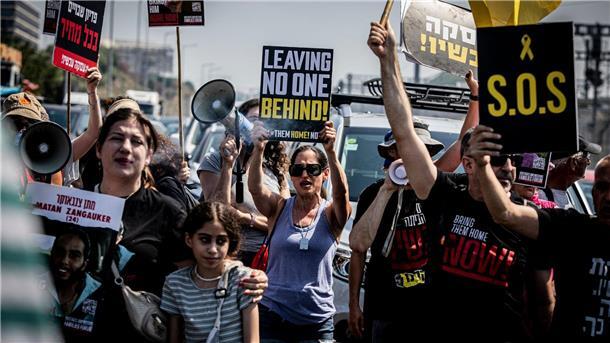 Immer wieder gehen Menschen in Tel Aviv auf die Straße um für die Freilassung der von der Hamas im Gazastreifen festgehaltenen Geiseln zu demonstrieren.