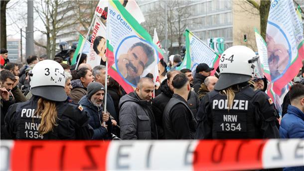 PKK-Anführer Öcalan darf prokurdische Politiker empfangen Immer wieder gibt es auch in Deutschland Demonstrationen, auf denen die Freilassung Öcalans gefordert wird, wie hier im Februar in Köln. (Archivbild)