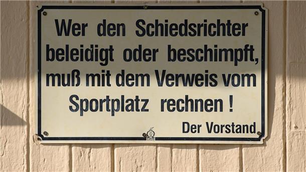 Immer wieder gibt es Beleidigungen gegen Schiedsrichter.