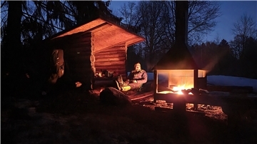 Immer wieder kann Alec Kempendorf auch in kleinen Holzhüten übernachten. Und den Abend nach der gemeisterten Radstrecke am Lagerfeuer genießen.