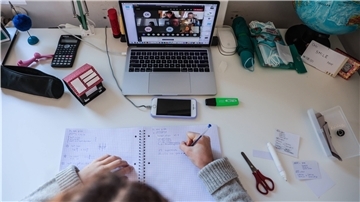 Immer wieder kommt es vor, dass die Klassen-Videokonferenzen gestört werden – von Schülern oder jungen Erwachsenen, die im digitalen Klassenzimmer gar nichts zu suchen haben.