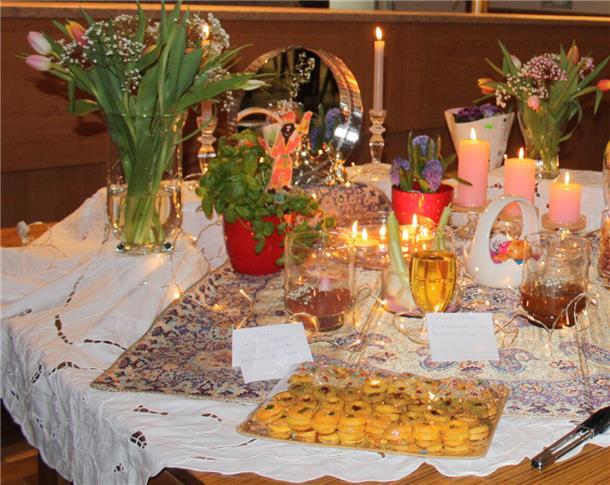 Ausländische Speisen auf einem bunt geschmückten Tisch