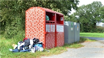 Immer wieder laden Umweltverschmutzer ihren Müll vor allem an den Altkleidercontainern in Düring ab. Der Düringer Ratsherr Ingo Brüns (CDU) hat dem nun den Kampf angesagt.