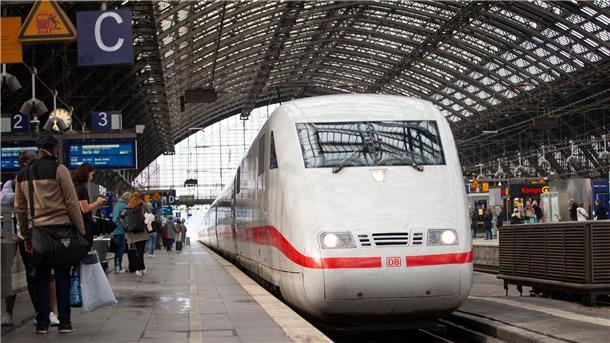 Unter 70 Prozent der Fernzüge pünktlich Immer wieder müssen Fahrgäste auf ihre Züge warten.