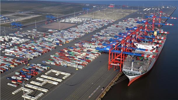 Am Jade-Weser-Port in Wilhemshaven liegen Schiffe an den Containerbrücken. 