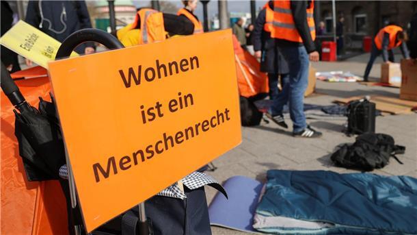 Viele suchen, wenige finden Immer wieder protestieren Leute gegen Wohnungsmangel und zu hohe Mieten.