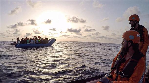 Keine Haushaltsmittel mehr für Seenotrettung im Mittelmeer Immer wieder retten zivile Organisationen Flüchtlinge von überfüllten Schlauchbooten. (Archivbild)