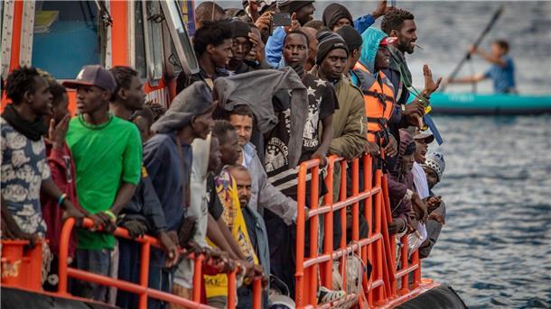 Sieben Migrantinnen bei Bootsunglück vor Kanaren gestorben Immer wieder versuchen Migranten, in überfüllten Booten die Kanaren zu erreichen. (Archivfoto)