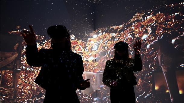 Tutanchamun-Ausstellung in Hamburg wird verlängert Immersive Tutanchamun-Ausstellung: Zwei Mitarbeiterinnen mit Virtual-Reality-Brillen bewegen sich durchs Metaversum.