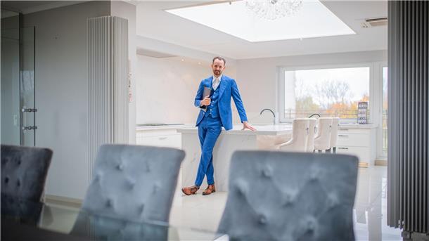 Immobilienmakler Jonathan Bayer steht in der Küche. Den 70 Quadratmeter großen Raum ziert eine gläserne Kuppel samt Kronleuchter.