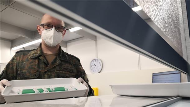 Impfstoff vorbereiten und ausgeben: David Domschke ist einer von neun Soldaten, die im Bremerhavener Impfzentrum eingesetzt sind. Der Sanitäter hilft sogar nach Feierabend noch mit, und zwar als ehrenamtlicher Helfer bei den Johannitern.