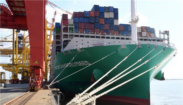Containerschiff XXL: So sieht es auf der "Champs Elysees" aus Imposant: Die „CMA CGM Champs Elysees“ hat am Containerterminal festgemacht.