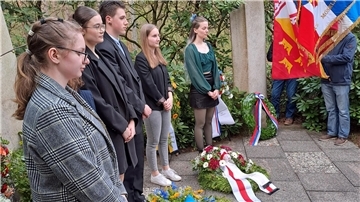 In Abwesenheit der jeweiligen Delegationen legten Schülerinnen und Schüler aus dem Landkreis Kränze mit den Nationalfarben Russlands und der Ukraine nieder sowie einen Kranz für Belarus nieder. 