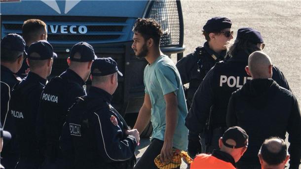 Erste Migranten in Italiens Lagern in Albanien angekommen In Albanien durchlaufen die Migranten in speziellen Lagern ein Asylverfahren nach italienischem Recht.