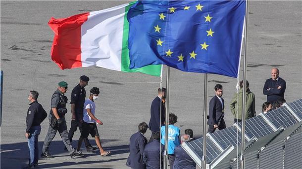 Erste Migranten in Italiens Lagern in Albanien angekommen In Albanien durchlaufen die Migranten in speziellen Lagern ein Asylverfahren nach italienischem Recht.