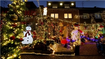 In allen Farben leuchtet das weihnachtlich dekorierte Haus von Altenpfleger Dirk van Acken in Oberhausen.