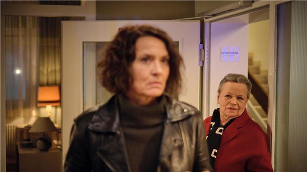 In aller Selbstverständlichkeit taucht Niki Odenthal (Ursula Werner) bei Lenas Ermittlungen auf.