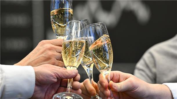 Deutsche sparen weniger – international aber weit vorn In anderen Ländern, zum Beispiel in den USA, machen die Menschen mehr aus ihren Ersparnissen, weil sie mehr auf Aktien setzen. (Symbolbild)