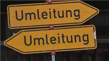 Zwei Umleitungsschilder zeigen nach links und rechts.