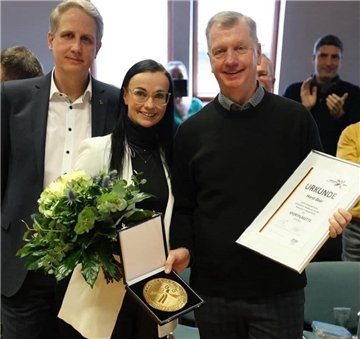 In Anerkennung seiner Verdienste um den Tanzsport wurde Horst Beer (rechts) von DTV-Präsident Tim Rausche die Sportplakette verliehen. Mit dabei: Bundeslehrwartin Julia Luckow. 
