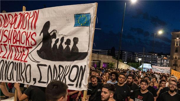 Das Mittelmeer wird erneut zum Massengrab In Athen gingen am Donnerstag Tausende Menschen auf die Straße, um gegen die EU-Migrationspolitik zu protestieren.