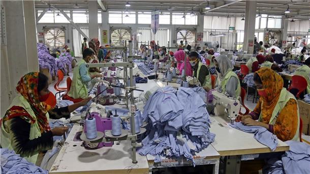 In Bangladeschs Bekleidungsfabriken arbeiten überwiegend Frauen.