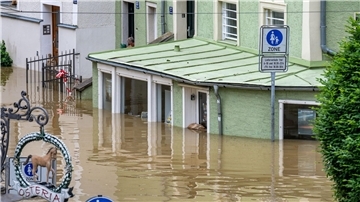 In Bayern herrscht nach heftigen Regenfällen vielerorts weiter Land unter, wie hier in Passau. Nur etwa die Hälfte der in Deutschland stehenden privaten Gebäude ist elementarversichert.