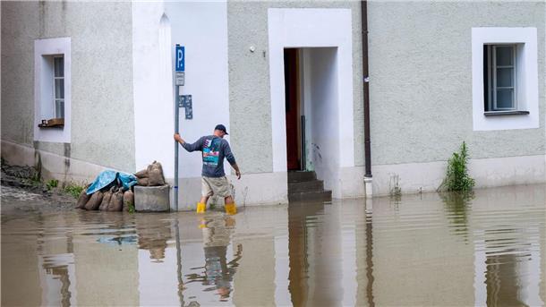 In Bayern herrscht nach heftigen Regenfällen vielerorts weiter Land unter.