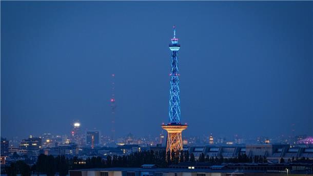 In Berlin findet die Ukraine-Wiederaufbaukonferenz statt. Als Zeichen der Solidarität erstrahlt der 147 Meter hohe Funkturm in der Hauptstadt in Blau und Gelb.