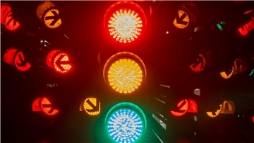 Rot, Gelb und Grün leuchten auf einer Ampel.
