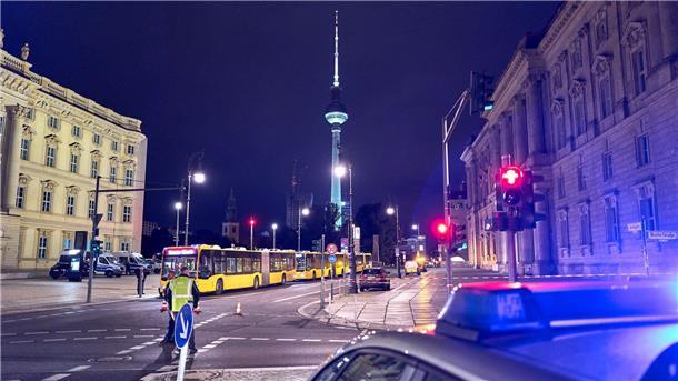 Bombe in Berlin-Mitte muss nicht entschärft werden In Berlin-Mitte ist der Bereich um den Fundort einer Brandbombe abgesperrt worden.