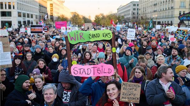 Töchter-Demos gegen Merz - Kanzler hält alles für geklärt In Berlin und Kiel sind Demonstrationen zu den Merz-Äußerungen geplant.