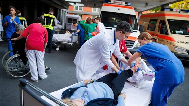 Ärzte und Pfleger üben für Anschlags-Szenario bei Fußball-EM In Berliner Krankenhäusern finden regelmäßig Übungen statt.
