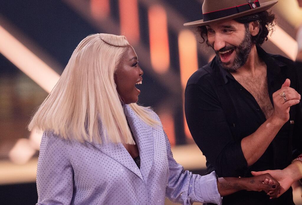 Kelly-Spross tanzt bei „Let’s Dance“ allen davon In bester Stimmung: Jurymitglied Motsi Mabuse und Profitänzer Massimo Sinato.