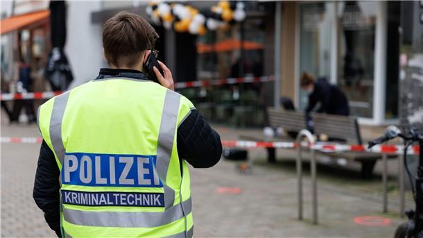 In Bielefeld fahndet die Polizei mit Namen und Fotos nach zwei mutmaßlichen Schützen.